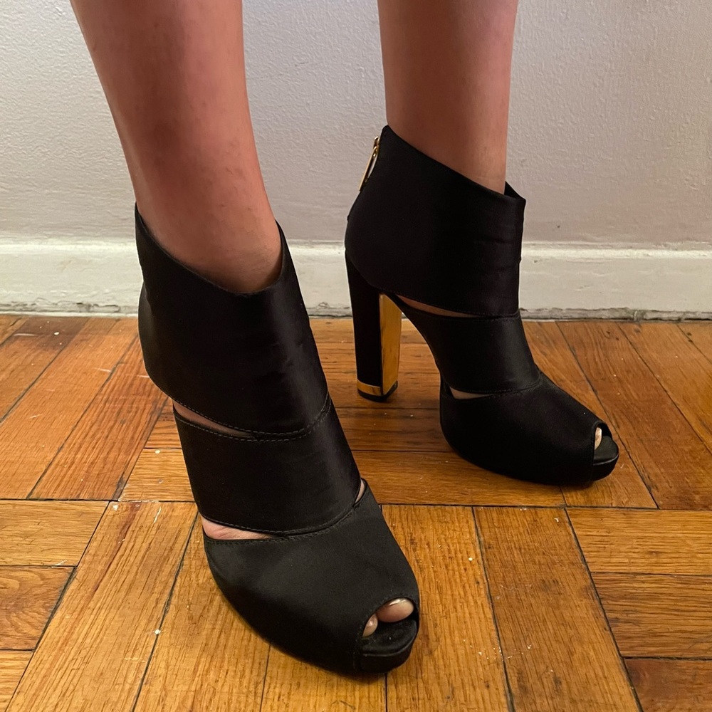 Barely Worn Tory Burch Black Satin Platform Heel Booties- size 9